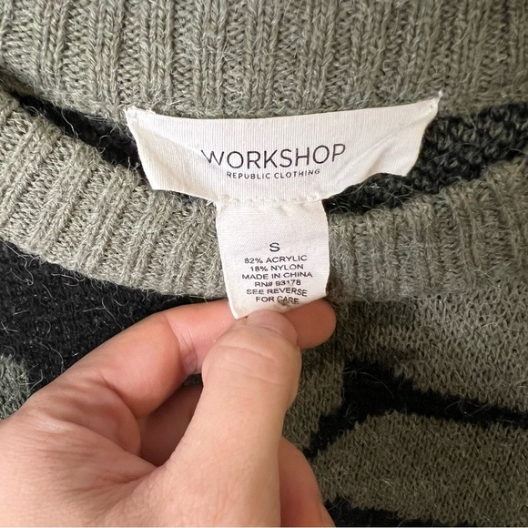 Workshop republic clothing Faux Fur Sweatshirt Camouflage Sweater Size Small - Picture 3 of 3